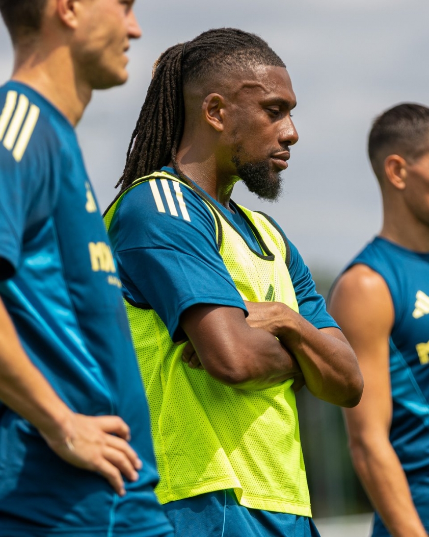Hình ảnh Iwobi cùng các cầu thủ Fulham
